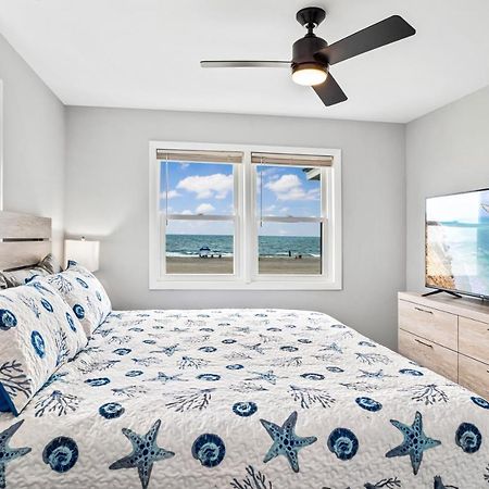 Вилла Ocean Daze - Sleeps 22, Direct Oceanfront, Renovated May 2022 Холден-Бич Экстерьер фото